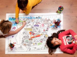 Niños coloreando en mapa gigante de España de Pinta y Pinto