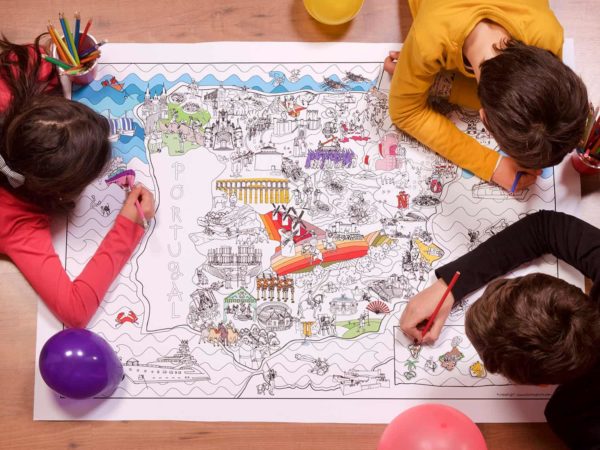 grupo de niños en fiesta de cumpleaños coloreando el mapa gigante de España de Pinta y Pinto