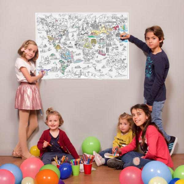 Niños coloreando mapa maravillas del mundo
