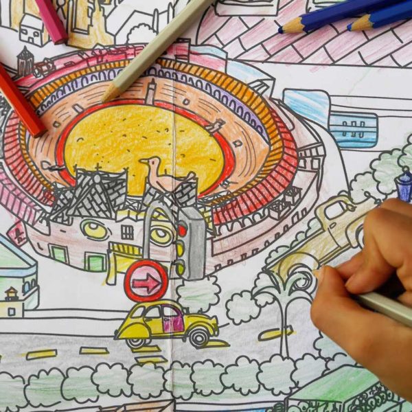 Una bambina che colora la maestranza di Siviglia