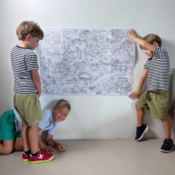 bambini che giocano e tengono in mano la mappa di Siviglia da colorare Pinta y Pinto