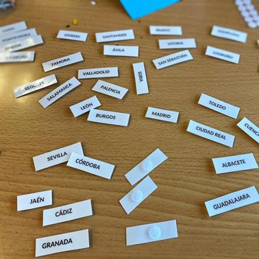 Etichette con nome della città spagnola con velcro incluse.