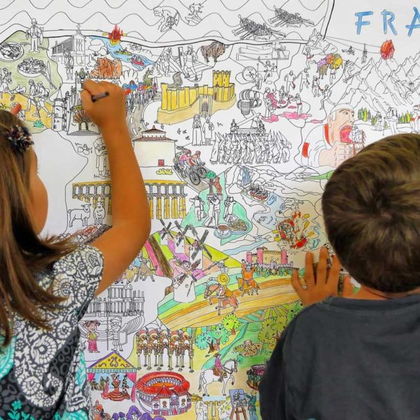 bambini colorano la mappa gigante della Spagna.