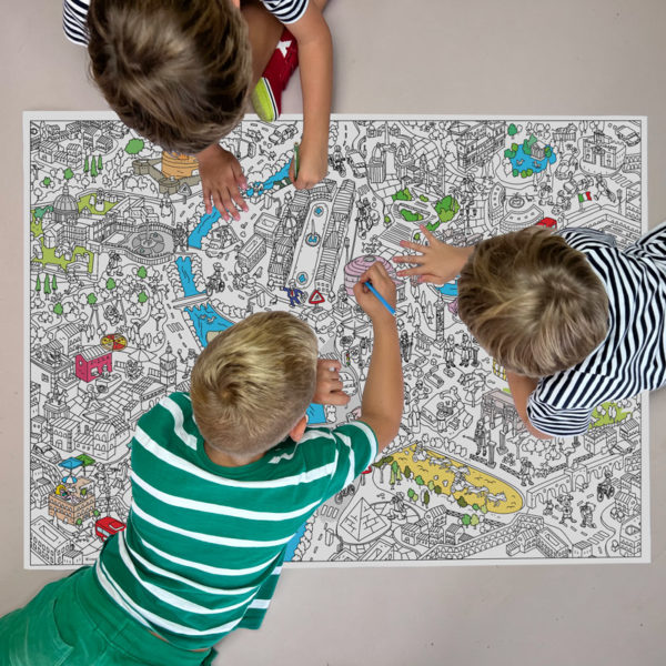 3 bambini colorano la mappa di Roma per terrasuelo